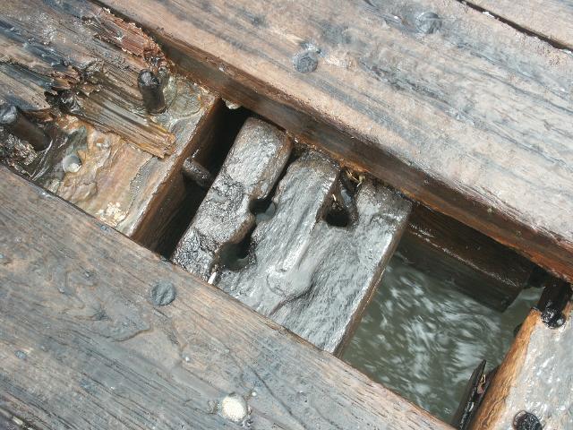 Construction closeup. Those are giant wooden pegs holding it together.